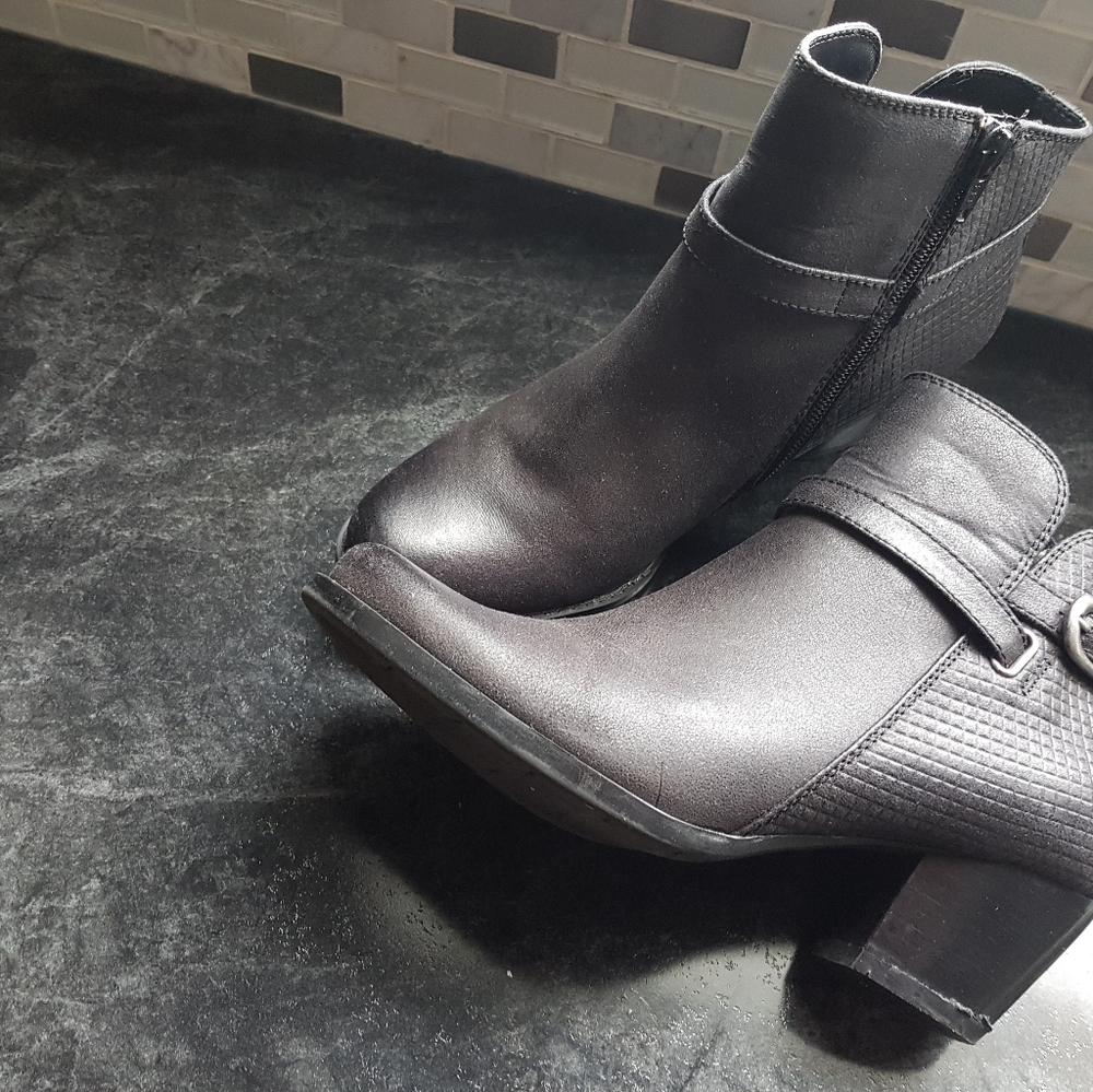 Boots - Picture 3 of 8